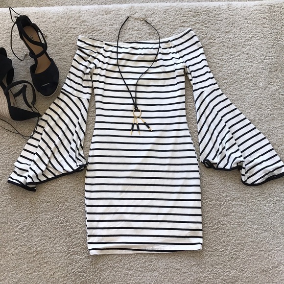 🎉1 SMALL🎉Off the Shoulder Bell Sleeve Dress - Picture 6 of 8